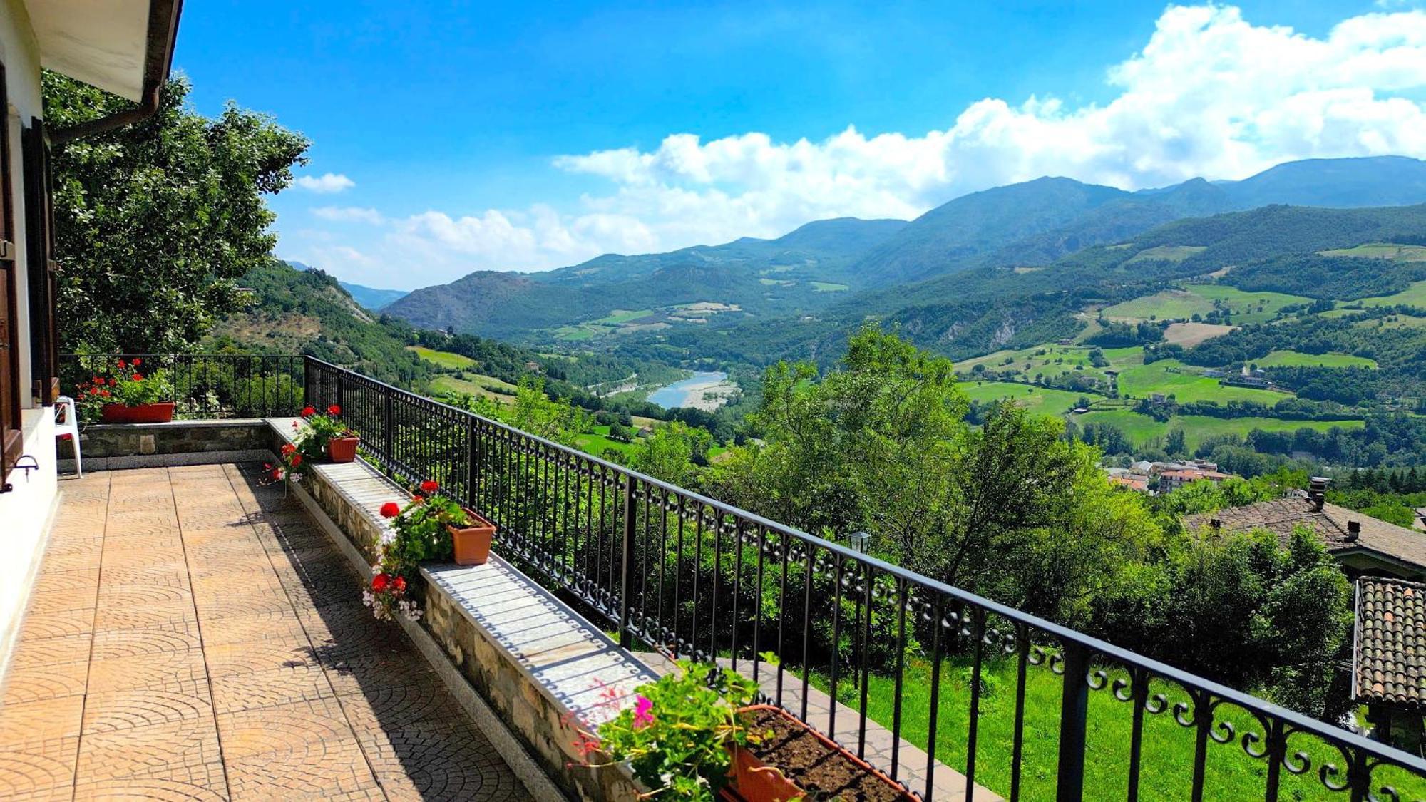 Casa Del Bosco - Vista Mozzafiato & Parco 4 Ettari Bobbio Exterior foto